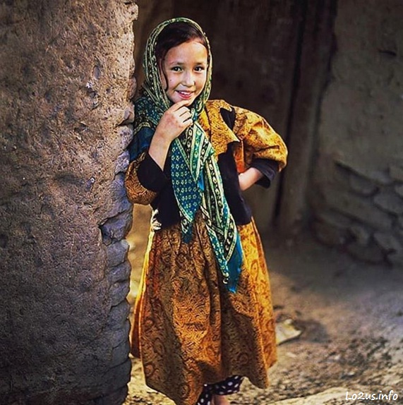 دختر بچه افغان با لباس محلی