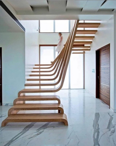راه پله چوبی زیبا از نمای داخلی ساختمان