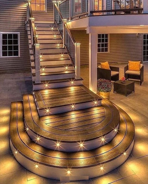 راه پله چوبی همراه با لامپ هالوژن